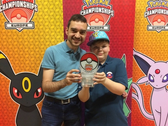 Šimon Belányi – Mistr Evropy v karetní hře Pokémon spolu se svým trenérem Martinem Janoušem