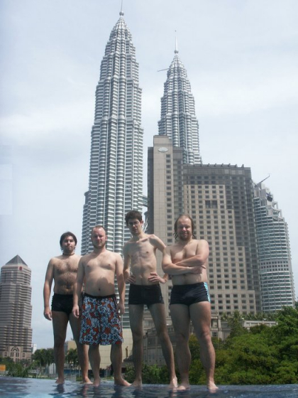 Česká bodybuilding reprezentace pózuje před Petronas Towers