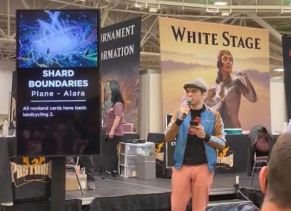 Gavin Verhey prezentuje sféry na MagicCone Minneapolis 2023